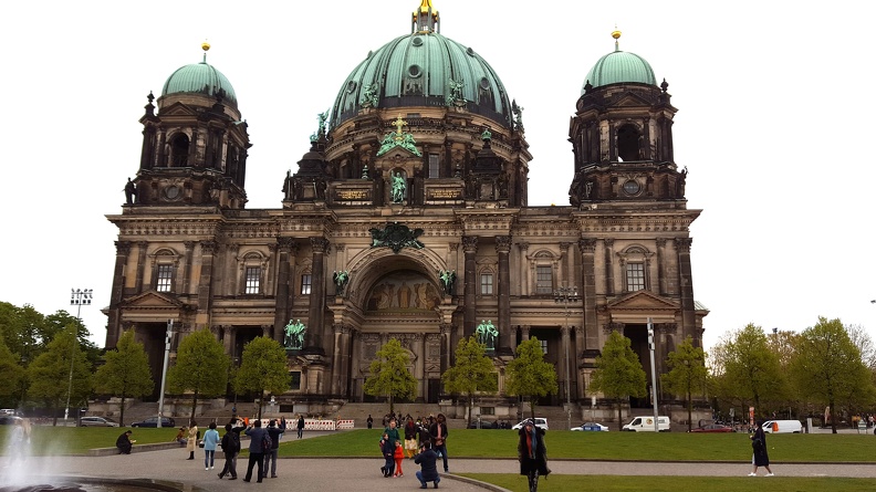La Cathédrale de Berlin (Berliner Dom), édifiée entre 1894 et 1905, est l’un des monuments les plus emblématiques de la capitale allemande. Située sur l’Île aux Musées, au bord de la Spree, elle impressionne par son imposant dôme vert-cuivré visible de loin et son architecture baroque flamboyante. À l’intérieur, les visiteurs découvrent un riche décor ornemental, un orgue monumental de Sauer et la crypte des Hohenzollern, lieu de sépulture de la famille impériale. Plus qu’un édifice religieux, la cathédrale est aussi un haut lieu culturel et touristique, accueillant concerts et événements. Sa terrasse panoramique offre une vue spectaculaire sur le centre historique de Berlin. Symbole de foi, de puissance et de patrimoine, la Cathédrale de Berlin reste une étape incontournable pour quiconque souhaite explorer l’histoire et l’âme de la capitale allemande. Cathédrale de Berlin.jpg
