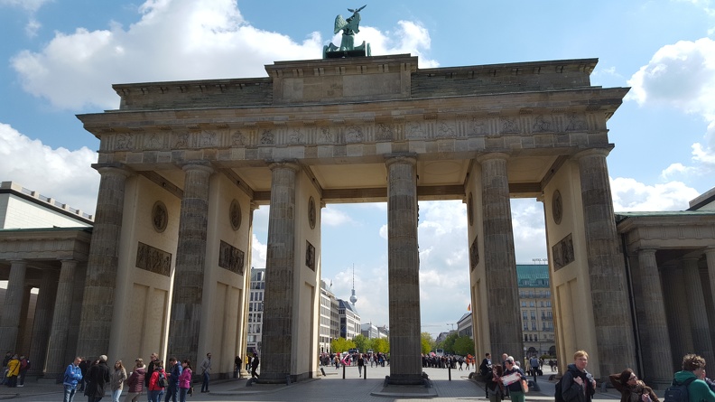 La Porte de Brandebourg, située au cœur de Berlin, est l’un des monuments les plus célèbres d’Allemagne et un puissant symbole de son histoire. Construite à la fin du XVIIIe siècle dans le style néoclassique, elle fut inspirée par les propylées de l’Acropole d’Athènes. Témoins des grands bouleversements politiques, ses colonnes imposantes et son quadrige de bronze ont vu défiler les armées napoléoniennes, les divisions de la guerre froide et, enfin, les foules célébrant la chute du mur de Berlin en 1989. Aujourd’hui, la Porte de Brandebourg incarne la réunification allemande et demeure un lieu de rencontre majeur pour les Berlinois comme pour les visiteurs du monde entier. Majestueuse de jour comme de nuit, elle s’impose comme une étape incontournable pour quiconque souhaite découvrir le patrimoine et la mémoire de Berlin. Porte de Brandebourg.jpg