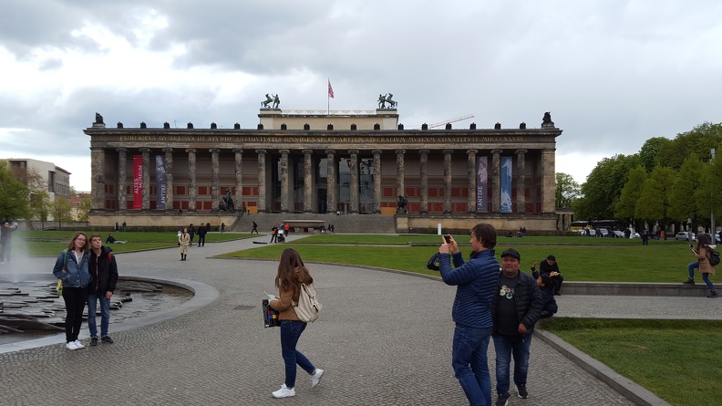 L’Altes Museum de Berlin, chef-d’œuvre d’architecture néoclassique conçu par Karl Friedrich Schinkel en 1830, est l’un des monuments emblématiques de l’île aux Musées (Museumsinsel), classée au patrimoine mondial de l’UNESCO. Ce musée prestigieux abrite une collection exceptionnelle d’art antique, notamment des sculptures grecques et romaines, des vases, des bijoux et des objets témoignant de la richesse des civilisations méditerranéennes. Sa façade monumentale à colonnes, son rotonde inspirée du Panthéon de Rome et ses vastes galeries en font une étape incontournable pour les passionnés d’art et d’histoire. Véritable joyau culturel, l’Altes Museum reflète l’ambition prussienne de l’époque et reste aujourd’hui un haut lieu du patrimoine berlinois. Une visite idéale pour découvrir à la fois l’architecture classique et les trésors de l’Antiquité, en plein cœur de la capitale allemande. Alte Museum - vieux musée -Berlin Mitte.jpg