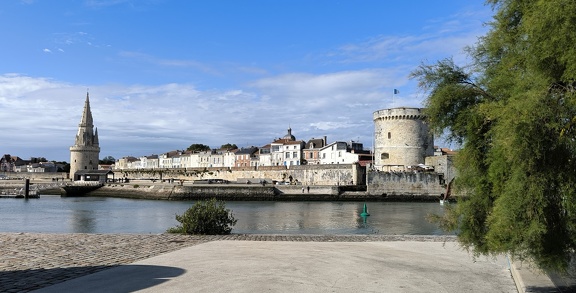 Rue sur les murs entre la Tour Saint Nicolas et la Tour de La Chaîne